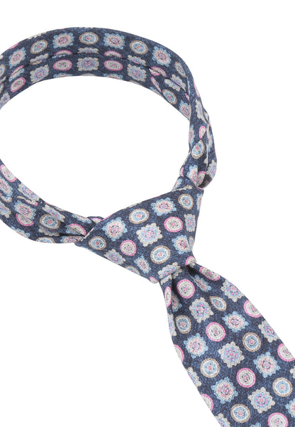 Tie with a floral print